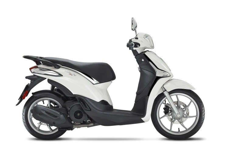 <div class='descrGalleryTitle'>Liberty</div><div class='descrGalleryText'><p>Tra gli scooter che hanno motorizzato l’Italia nell’ultimo trentennio, va indubbiamente ricordato il Piaggio Liberty. <b>Onesto ma solido entry-level</b>, un motorino a ruote alte tecnicamente al passo coi tempi, facile e intuitivo nella guida, nel complesso elegante e gradevole esteticamente. Arrivò sul mercato nel lontano 1997 nella sola cilindrata di 50 cc, ma più tardi nello stesso anno fu presentato anche il 125, con motore a quattro tempi, cui fece seguito nel 1999 il 150, sempre a quattro tempi. Il <b>primo</b> <b>restyling risale al 2004</b>, un design riuscito e senza tempo che oggi, vent’anni dopo, ritroviamo con solo qualche ritocco nella versione attuale. In quel 2004 arrivarono poi il 50 a quattro tempi e il 150 fu sostituito dal più potente 200. Il Liberty è sempre stato <b>sinonimo di versatilità e leggerezza, grazie alle ruote da 16” </b>che gli permettono di comportarsi egregiamente e di trasmettere sicurezza anche su fondi sconnessi, sopra a pavé dissestati e rotaie del tram, e grazie ad un peso che per le motorizzazioni più piccole rimane <b>ben al di sotto dei 100 kg.</b>&nbsp;Spinto in qualche stagione anche da sostanziose commesse delle Poste ma in generale sempre vendutissimo, il suo successo non accenna a calare: tanto che la gamma odierna prevede <b>ben sei modelli, su tre cilindrate differenti.</b></p>
</div>